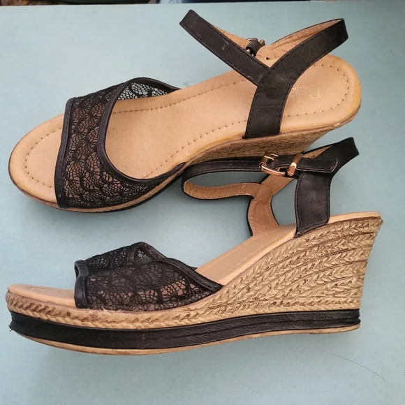 Pretty Black Lace Wedge Sandals sz 10 - Picture 3 of 7